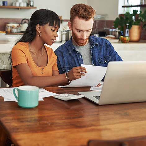 Casal a verificar contas